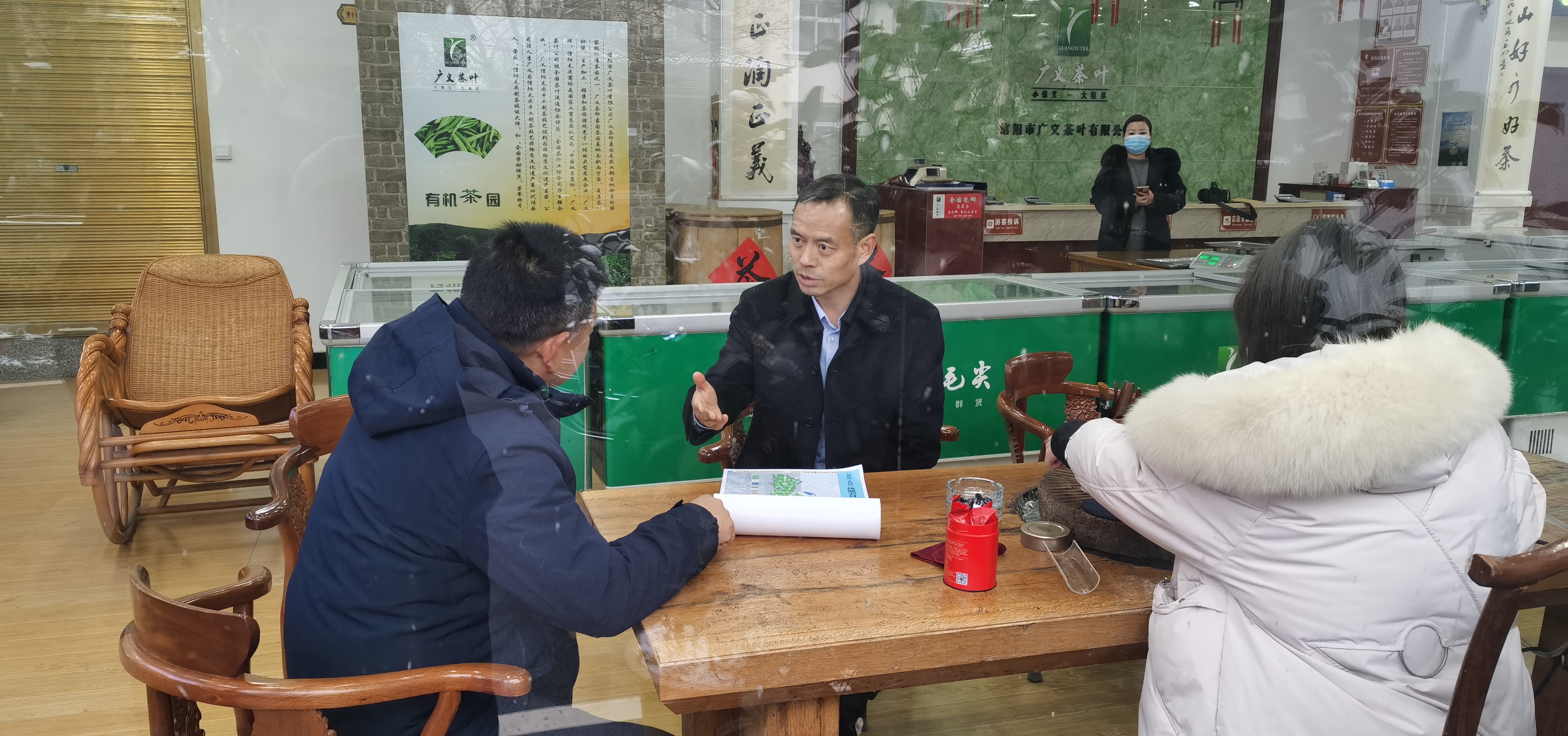 信陽(yáng)市委常委、副市長(zhǎng)秦保建到信陽(yáng)市廣義茶葉有限公司慰問(wèn)全國(guó)勞模李廣義同志