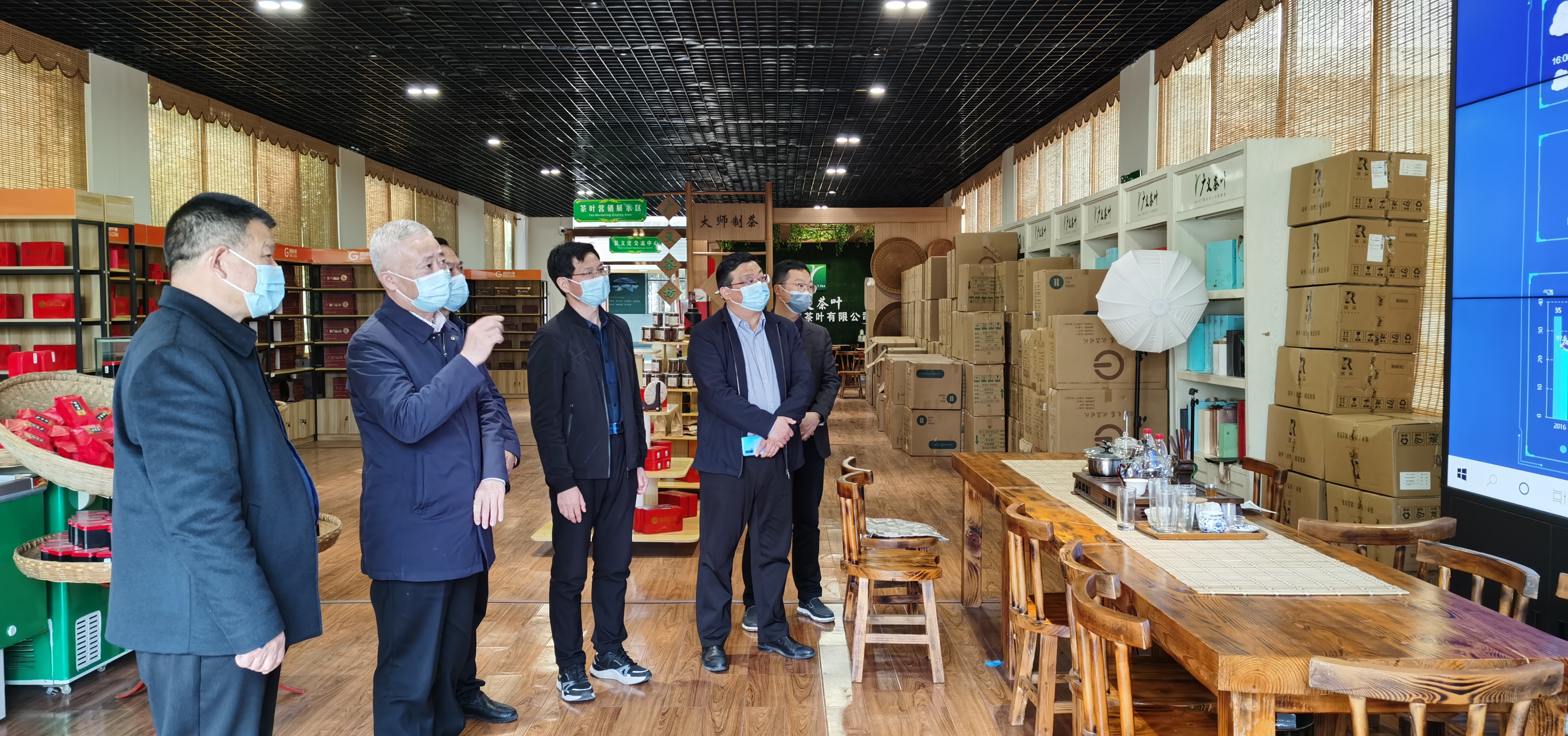 2022年4月1日，信陽(yáng)市胡亞才市長(zhǎng)來(lái)廣義茶印象園，關(guān)心春茶生產(chǎn)，指導(dǎo)春茶生產(chǎn)工作