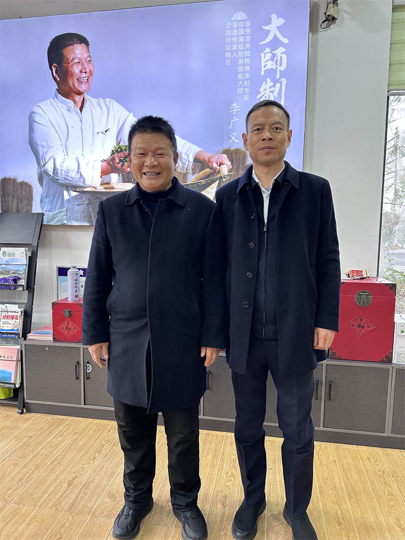2025年1月23日上午，信陽市委常務(wù)副市長秦保健來公司看望一線全國勞模李廣義